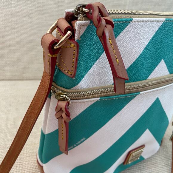 Dooney & Bourke Pebble Grain Crossbody Teal Chevron, Multi Pockets, Exc Cond - Picture 4 of 12